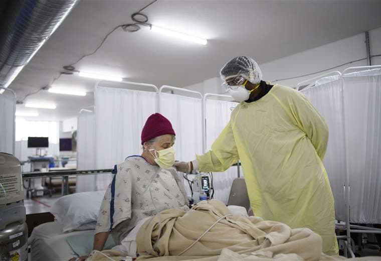 En Reno, Nevada (EEUU) un médico atiende a un paciente con Covid-19/ Foto: AFP