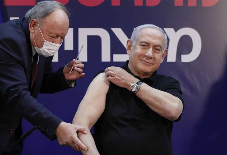 Benjamin Netanyahu fue vacunado en el hospital Sheba, en Tel Aviv | Foto: AFP