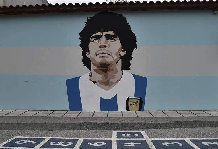 Mural de Maradona pintado en una escuela de Tesalónica. Foto: AFP
