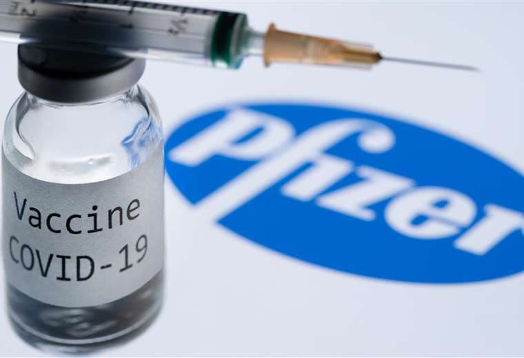 Inglaterra autorizó el uso de vacunas en la población. Foto: AFP