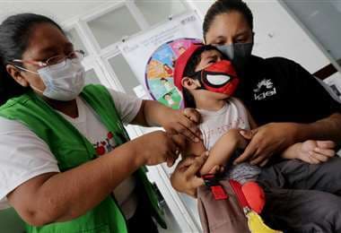 La vacunación contra el sarampión avanza en la capital cruceña
