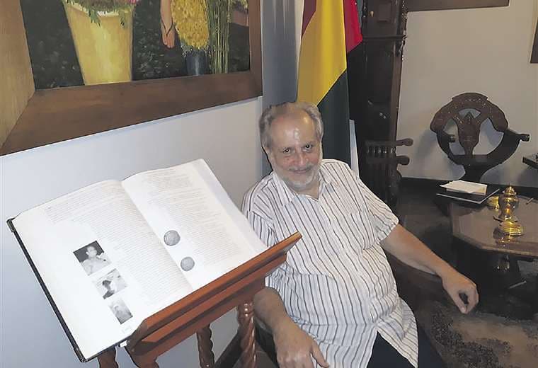 Alberto Asbún junto al libro La inmigración árabe y su descendencia en Bolivia