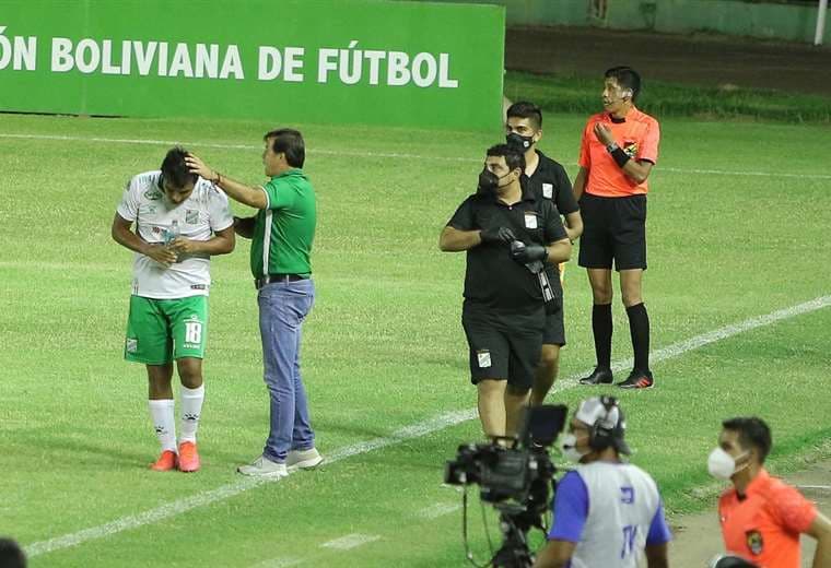 Erwin Sánchez felicita a Castillo por sus goles. Foto: JC Torrejón