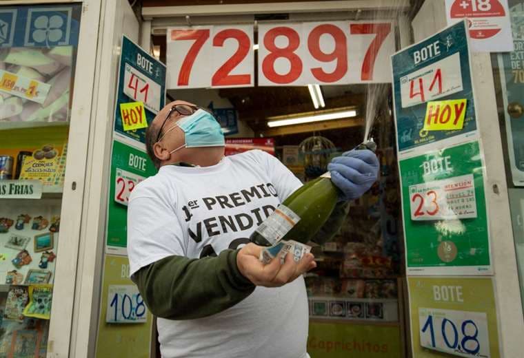 Un vendedor de lotería celebra la venta del billete gordo/foto: AFP