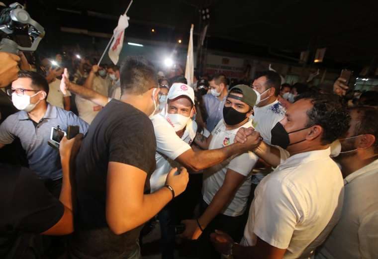 El líder de Creemos fue abrazado por sus seguidores /Foto:Jorge Gutiérrez