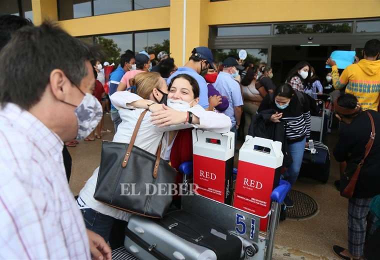 Familias se reencuentran en el aeropuerto Viru Viru. Foto Jorge Ibañez 