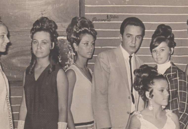 Pippo Galarza con sus modelos en un desfiles de peinados en los años 70