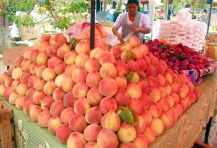 Los famosos duraznos de Tomayapo, la fruta que se cosecha en el lugar 