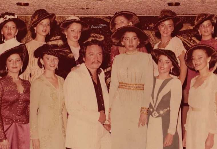 Pippo Galarza en un desfile de los peinados sombrero en los años 80