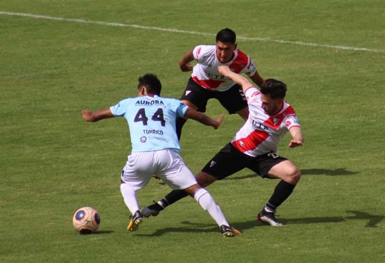 Darío Torrico y Fernando Saucedo en el duelo por la pelota. Foto: APG