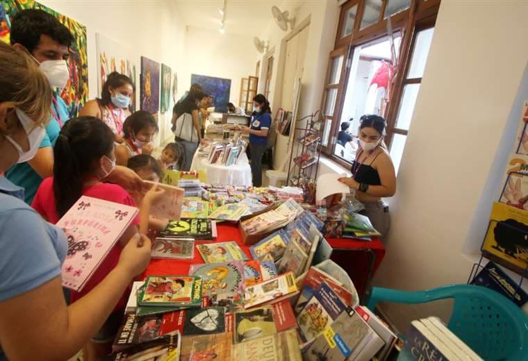 La Feria del Libro de Santa Cruz está en pleno desarrollo en dos espacios culturales