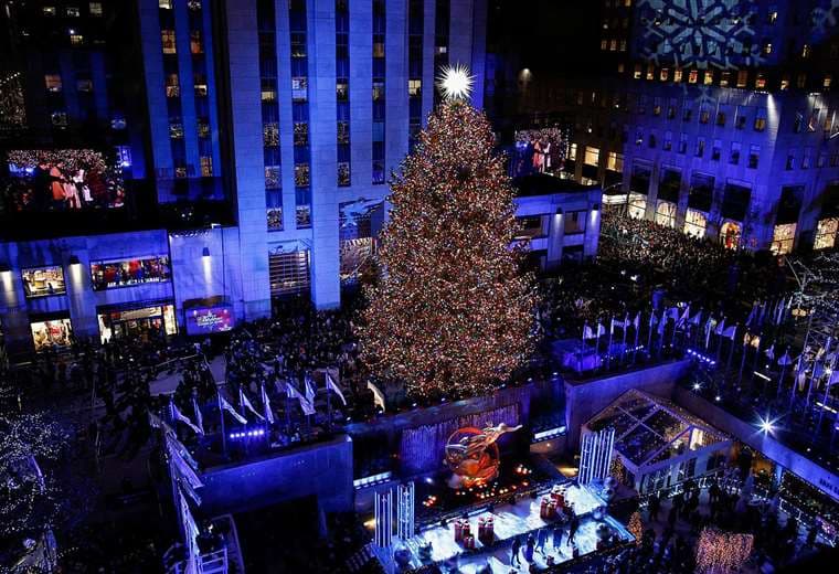 Vista panorámica de la plaza del Rockefeller Center en Nueva York, con su árbol navideño