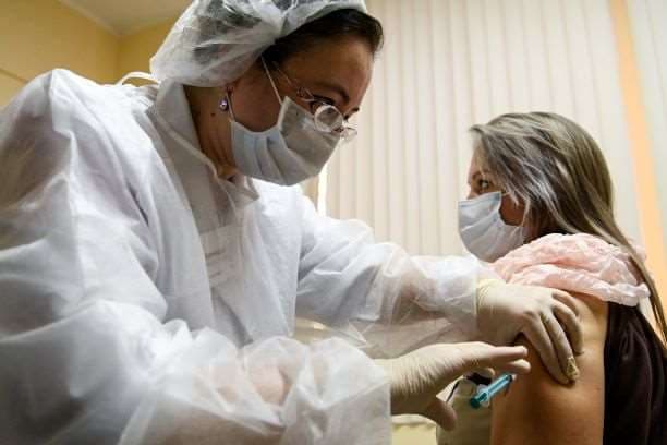 En Rusia vacunan contra el Covid-19/Foto: AFP