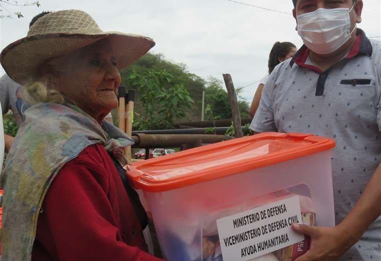 Natalia Velásquez (86) recibe alimentos de manos del alcalde Carlos Arispe