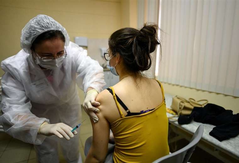 Rusia ya comenzó a vacunar a los grupos de riesgo /Foto: AFP