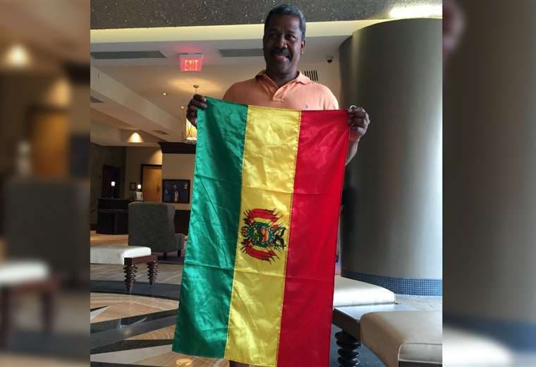 Pinedo vive en EEUU y muestra orgulloso la bandera boliviana