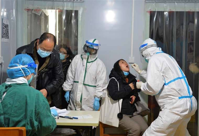 En China realizan pruebas ante la aparición de nuevos casos. Foto AFP 