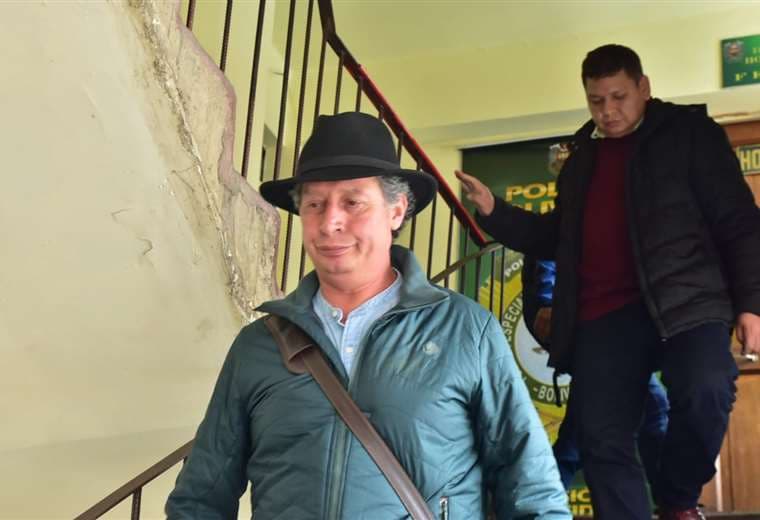 César Navarro y Pedro Damián Dorado saliendo de la Felcc para dirigirse al aeropuerto de El Alto | Foto: APG