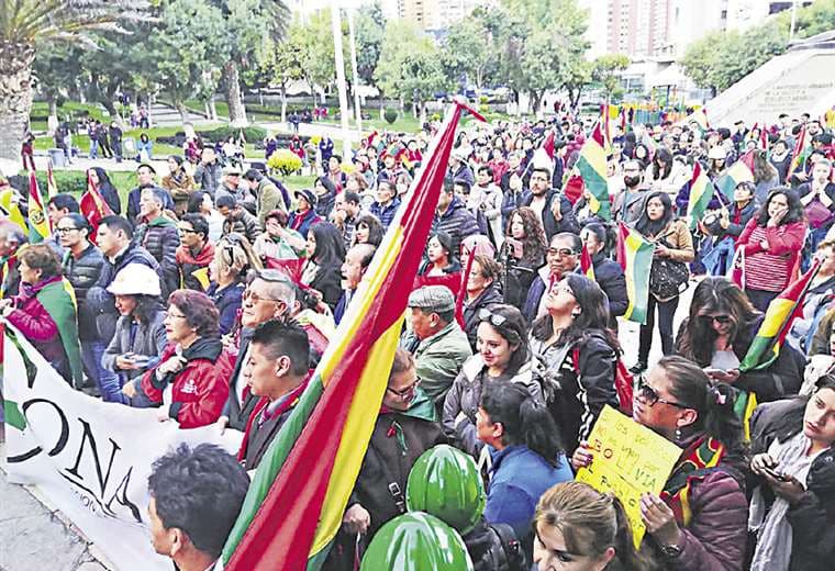 Miembros del Conade y activistas se movilizaron en La Paz exigiendo a los políticos que se unan | Foto: Página Siete