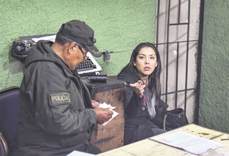 La abogada, exjefa de gabinete y ahora apoderada de Evo Morales fue detenida ayer. Con ella llevaba los documentos del expresidente | Foto: APG