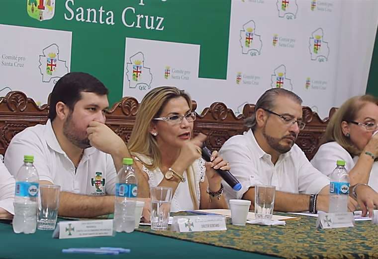 La presidenta Jeanine Áñez asistió a la reunión convocada por el Comité pro Santa Cruz. Foto: captura