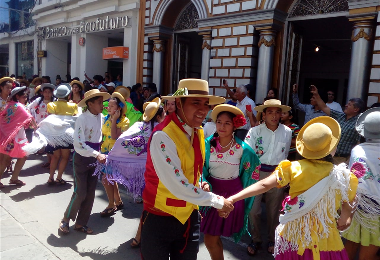Este sábado en las calles de Tarija se vivió un actividad precarnavalera. Fotos: David Maygua