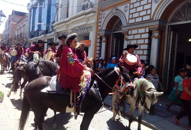 Este sábado en las calles de Tarija se vivió un actividad precarnavalera. Fotos: David Maygua
