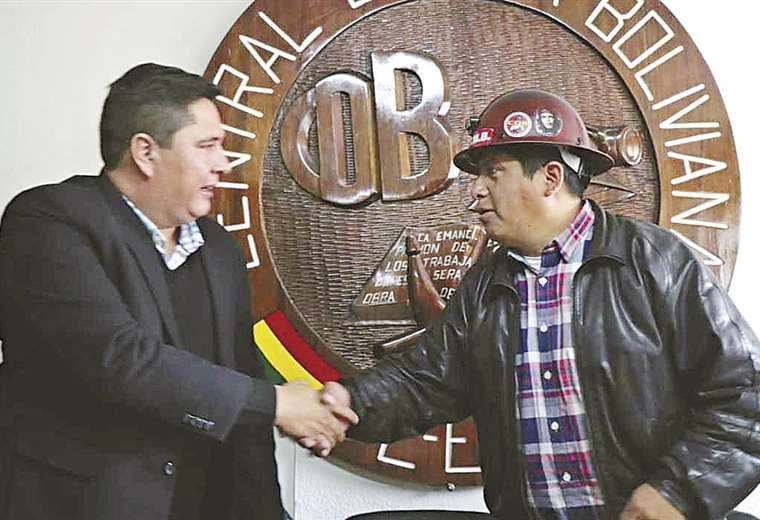 El ministro de Trabajo saluda a Huarachi, máximo dirigente de la COB. Se reunieron ayer en La Paz. 