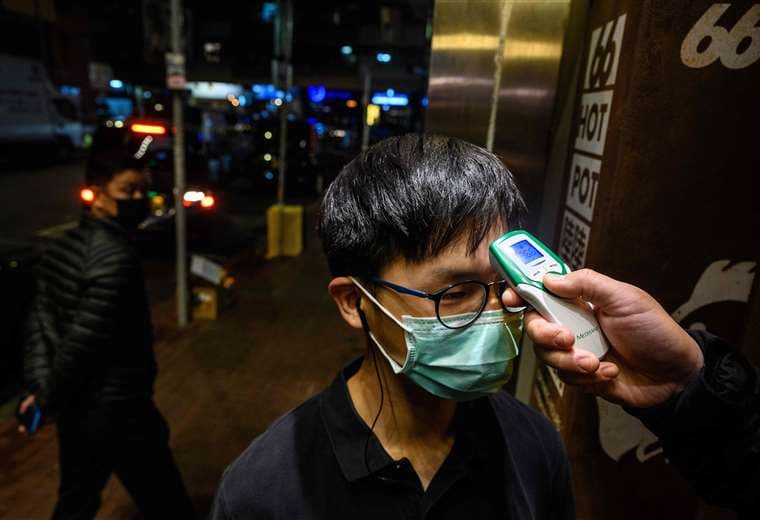 Los controles sanitarios para detectar a los sospechosos de portar el virus se intensifican en las capitales mundiales. Foto: AFP