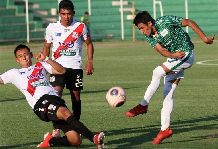 Kevin Salvatierra (dcha.) durante el partido ante Nacional. El jugador es baja obligada por dengue. Foto: Jorge Uechi