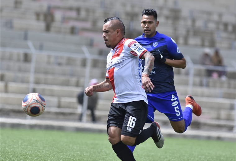 Marcos Ovejero, de Always va por el balón seguido de Jorge Toco, de San José. Foto. APG Noticias  