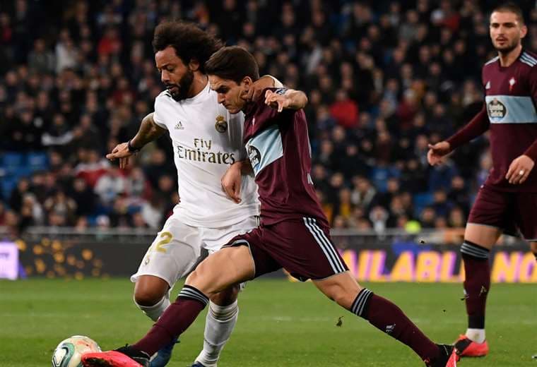 Marcelo, del Madrid disputa el balón con Denis Suárez, de Celta este domingo en el Santiago Bernabéu. Foto. AFP 