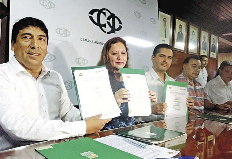 Capobianco (centro) en oficinas de la CAO durante la firma del convenio que busca acelerar la titulación de predios. Foto: Juan Carlos Salinas