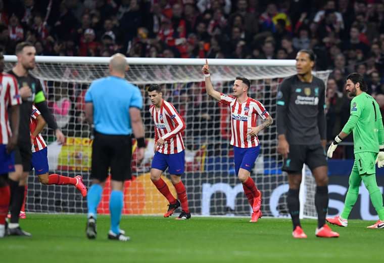 Saúl con el brazo levantado celebra el único gol del Atlético ante el Liverpool. Foto. AFP