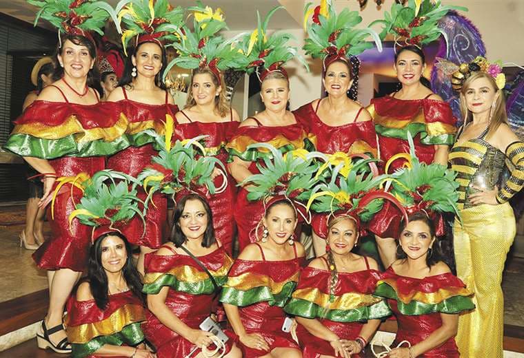 De la organización. Las damas del grupo Las Mateadoras vistieron un tipoy rojo, amarillo y verde. Foto: Ángel Farell