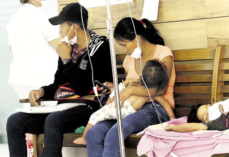 Los niños enfermos de dengue son asistidos en bancas ante la falta de camas. Foto: Jorge Guitérrez