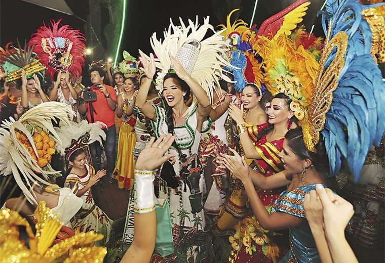 El tradicional Café de Reinas reunió a medio centenar de soberanas del Carnaval. Foto: Landívar