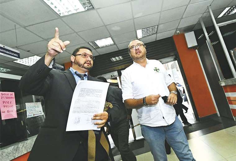 Rómulo Calvo (dcha.) acudió a la Fiscalía de La Paz acompañado por el abogado Óscar Delgado (izq.). Foto: APG NOTICIAS