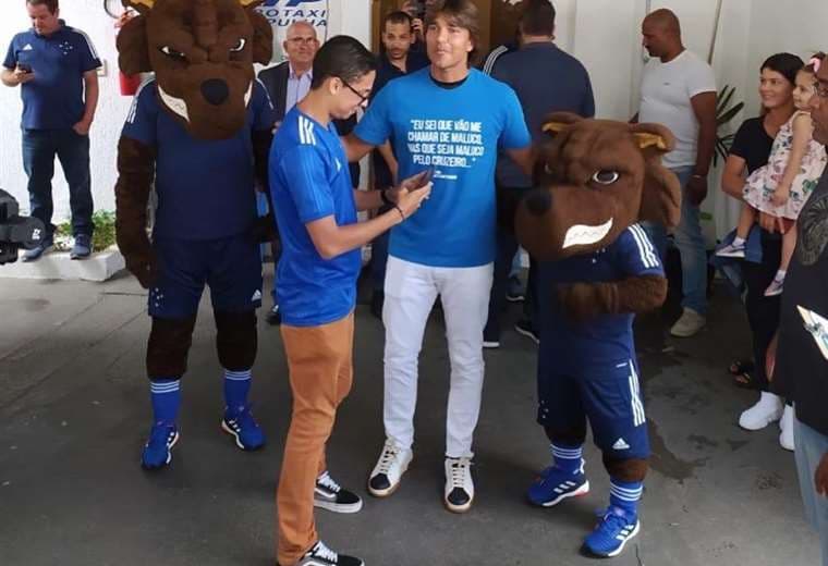 Marcelo Martins tuvo el martes una intensa jornada cuando fue presentado a la hinchada del Cruzeiro como nuevo fichaje del club de Belo Horizonte. Foto: Club Cruzeiro
