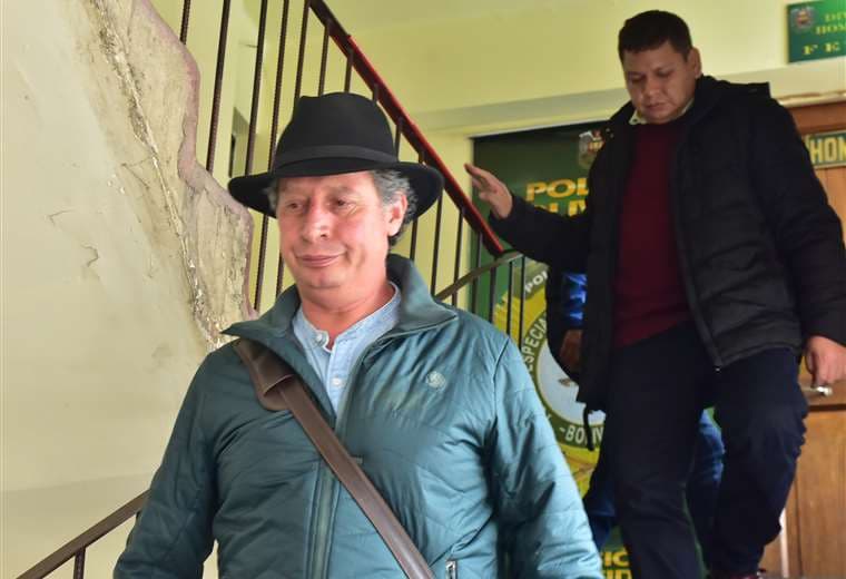 El exministro César Navarro y el exviceministro Pedro Dorado fueron aprehendidos en El Alto pese a tener salvoconductos para salir del país. Foto: APG