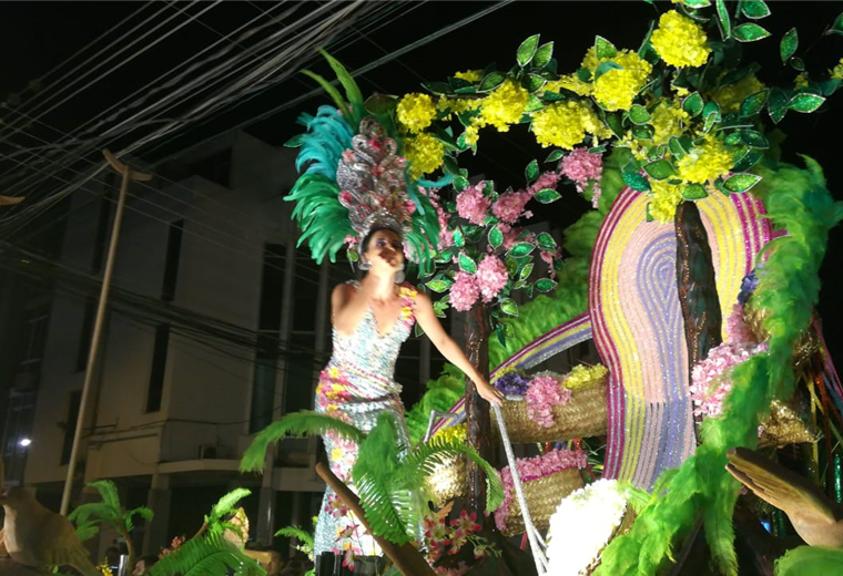 La reina del carnaval cuando iniciaba de su recorrido. Foto: Yanine Peña