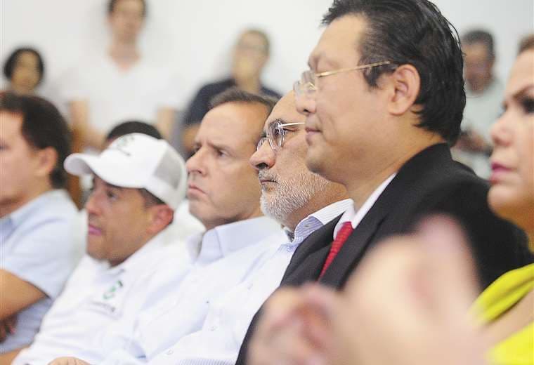 Cuatro de los cinco candidatos presidenciables que participaron del encuentro en Santa Cruz. Foto: Jorge Ibáñez