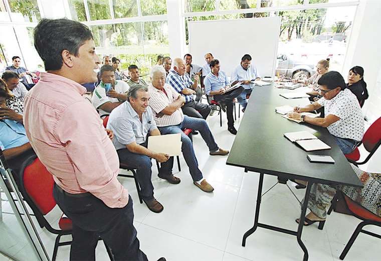 El concejal Juan José Castedo en la reunión con los transportistas. Foto: Hernán Virgo