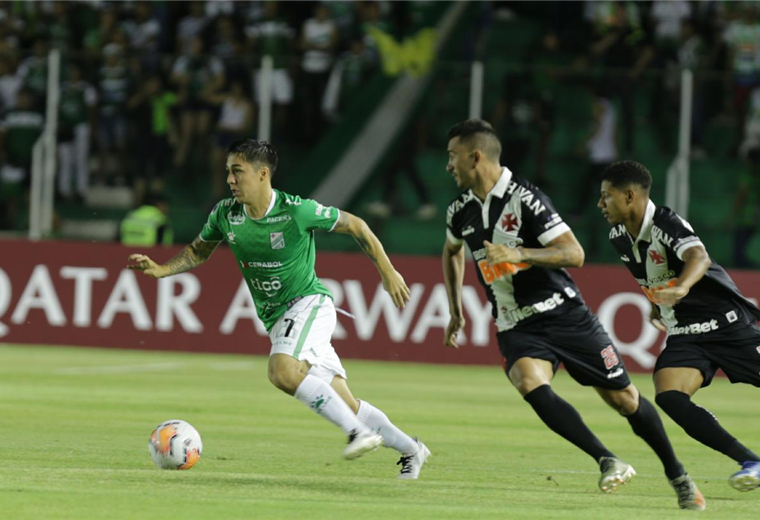 Jaime Carreño lleva el balón seguido por dos rivales. Foto Fuad Landívar  