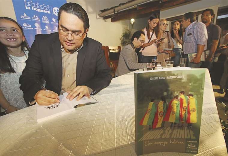 Suárez (izquierda) y Navia (derecha) fueron muy solicitados para autografiar los libros. Foto: FOTOS: JORGE GUTIÉRREZ