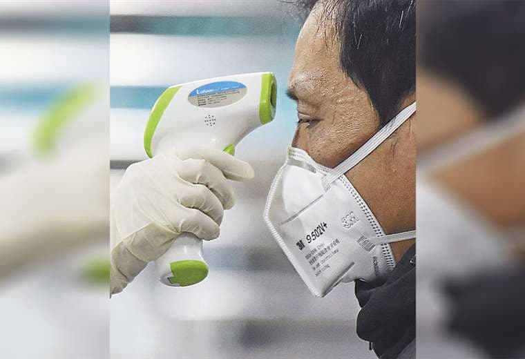 Los controles en China y en otros países se intensifican para la detección de la enfermedad. Foto: AFP