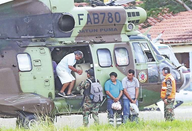 Los detenidos, ayer, cuando descendían del Súper Puma en el aeropuerto El Trompillo. Foto: Jorge Gutiérrez