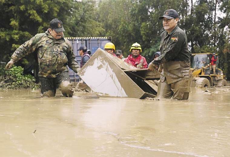 La mazamorra por el desborde del río Taquiña, invadió viviendas en Tiquipaya, Cochabamba. Foto: APG Noticias