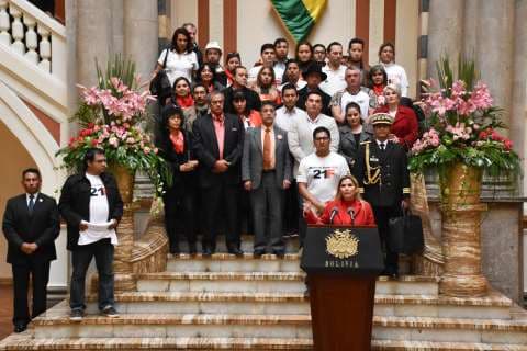 La mandataria recibió a los jóvenes en Palacio de Gobierno. Foto: ABI