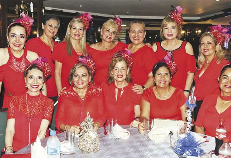 Alegres. Las Pioneras bailaron toda la noche. Fotos: A. FARELL / M. GUTIÉRREZ. FOTOS